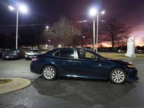 Used 2019 Toyota Camry LE image 3