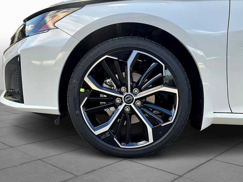 New 2025 Nissan Altima 2.5 SR image 9