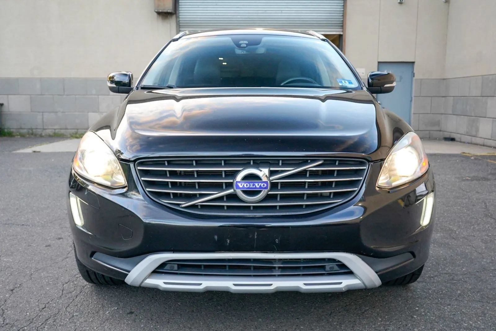 Used 2017 Volvo XC60 T6 Dynamic w/ Preferred Option Package AWD/4WD image 2