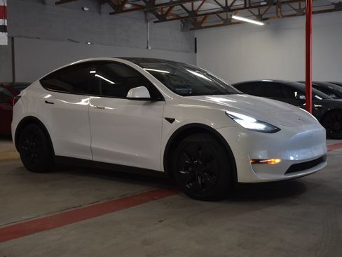 Used 2021 Tesla Model Y Long Range AWD/4WD image 3