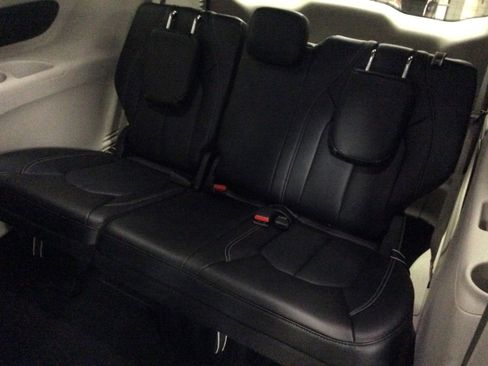 Used 2024 Chrysler Pacifica Touring-L image 36