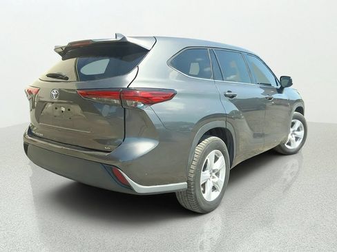 Used 2020 Toyota Highlander LE FWD image 6