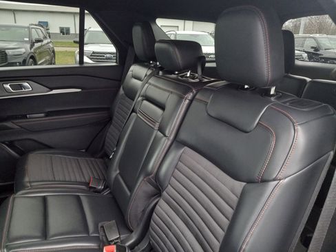 Used 2025 Ford Explorer ST-Line w/ ST-Line Street Pack AWD/4WD image 15