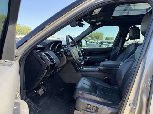 Used 2017 Land Rover Discovery SE image 18