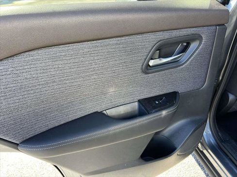 Used 2023 Nissan Rogue SV image 11