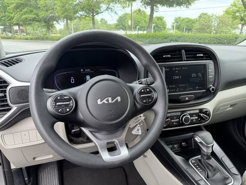 Used 2025 Kia Soul LX FWD image 13