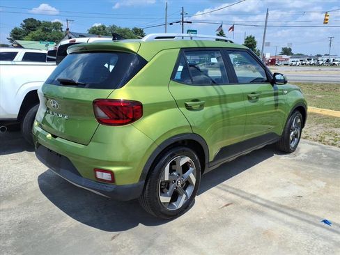 Used 2022 Hyundai Venue SEL FWD image 2