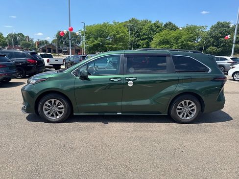 Used 2023 Toyota Sienna XLE w/ XLE Plus Package AWD/4WD image 4