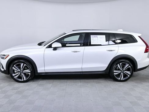 Used 2025 Volvo V60 B5 Cross Country Plus image 2