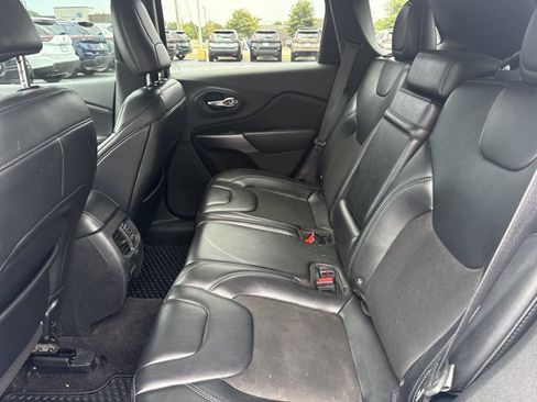 Used 2019 Jeep Cherokee Latitude Plus AWD/4WD image 6