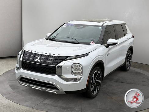 Used 2024 Mitsubishi Outlander SE image 3