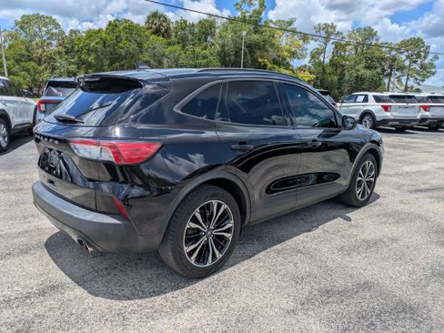 Used 2022 Ford Escape SE w/ SE Sport Appearance Package FWD image 4