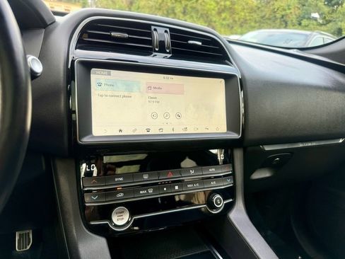 Used 2019 Jaguar F-PACE Premium image 16