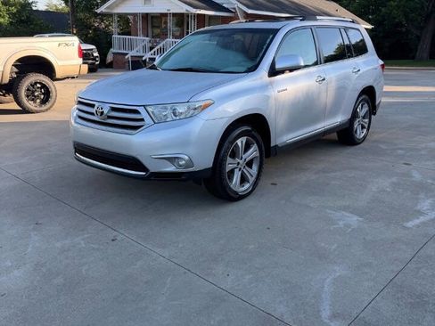Used 2011 Toyota Highlander Limited w/ Tow Pkg FWD image 1