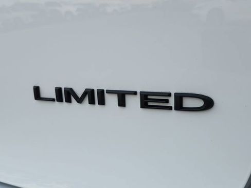 Used 2025 Chrysler Pacifica Limited image 34