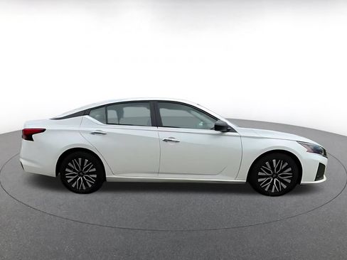 Used 2025 Nissan Altima 2.5 SV FWD image 15