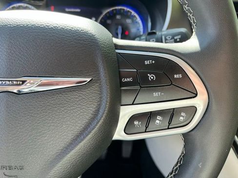 Used 2023 Chrysler Pacifica Touring-L FWD image 33