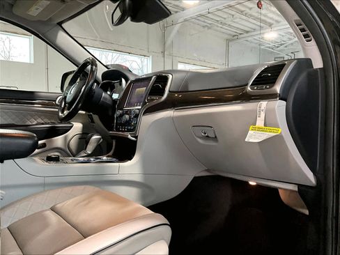 Used 2017 Jeep Grand Cherokee Summit image 14