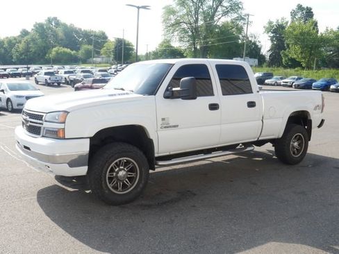 Used 2007 Chevrolet Silverado 2500 LT w/ Heavy-Duty Power Package AWD/4WD image 3