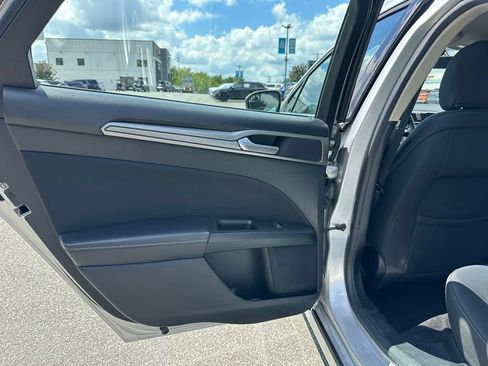 Used 2018 Ford Fusion SE w/ Fusion SE Technology Package FWD image 21