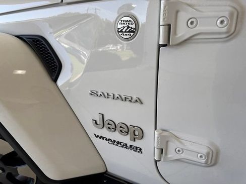 Used 2018 Jeep Wrangler Unlimited Sahara w/ Cold Weather Group AWD/4WD image 33