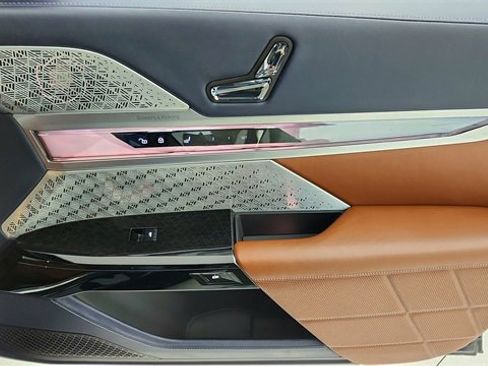 Used 2023 BMW i7 xDrive60 image 24