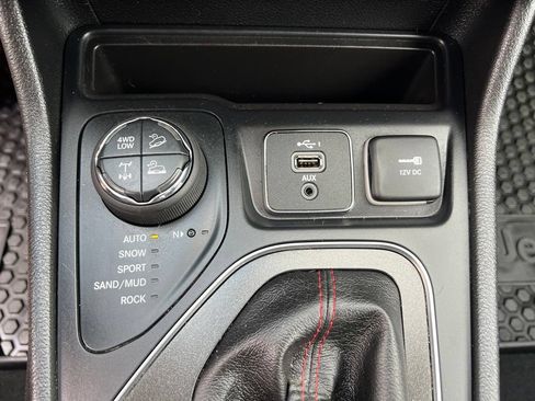 Used 2019 Jeep Cherokee Trailhawk w/ Cold Weather Group AWD/4WD image 32