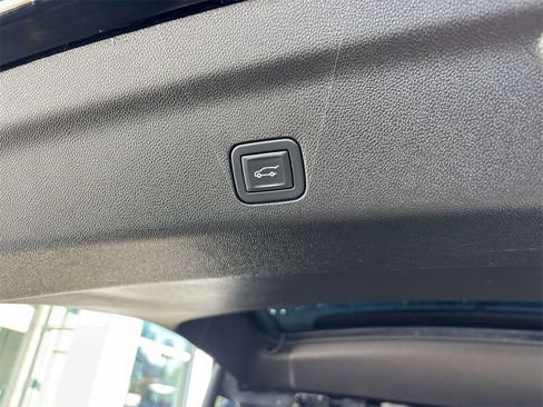 Used 2021 GMC Yukon XL SLT w/ SLT Premium Package image 17