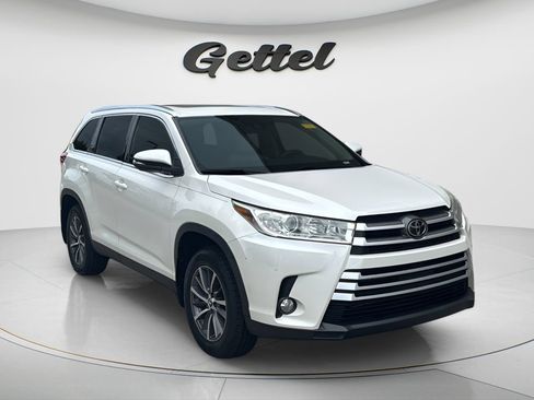 Used 2019 Toyota Highlander XLE FWD image 3