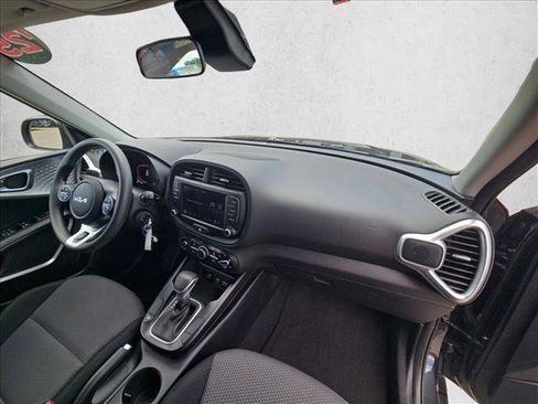 Used 2025 Kia Soul LX w/ LX Technology Package FWD image 19