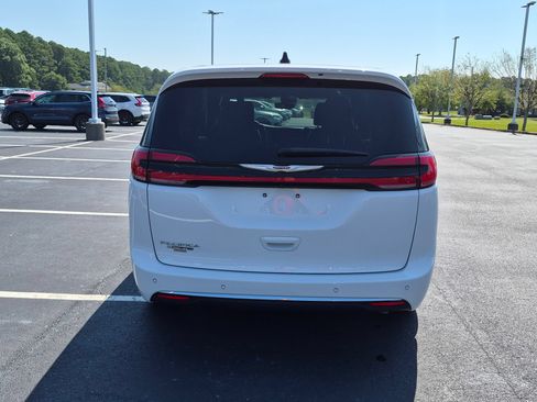 Used 2025 Chrysler Pacifica Select FWD image 4