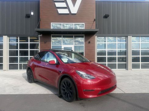 Used 2022 Tesla Model Y Long Range AWD/4WD image 2