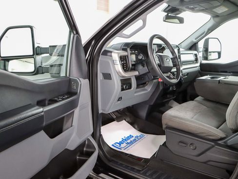 Used 2023 Ford F350 XLT AWD/4WD image 3