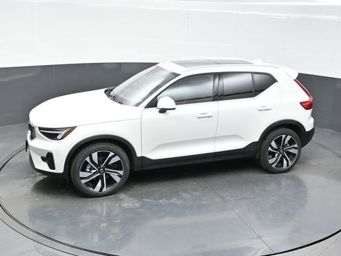Used 2025 Volvo XC40 B5 Plus image 29