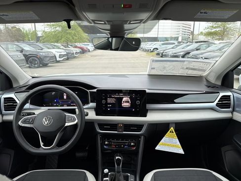 New 2026 Volkswagen Taos SE FWD image 19