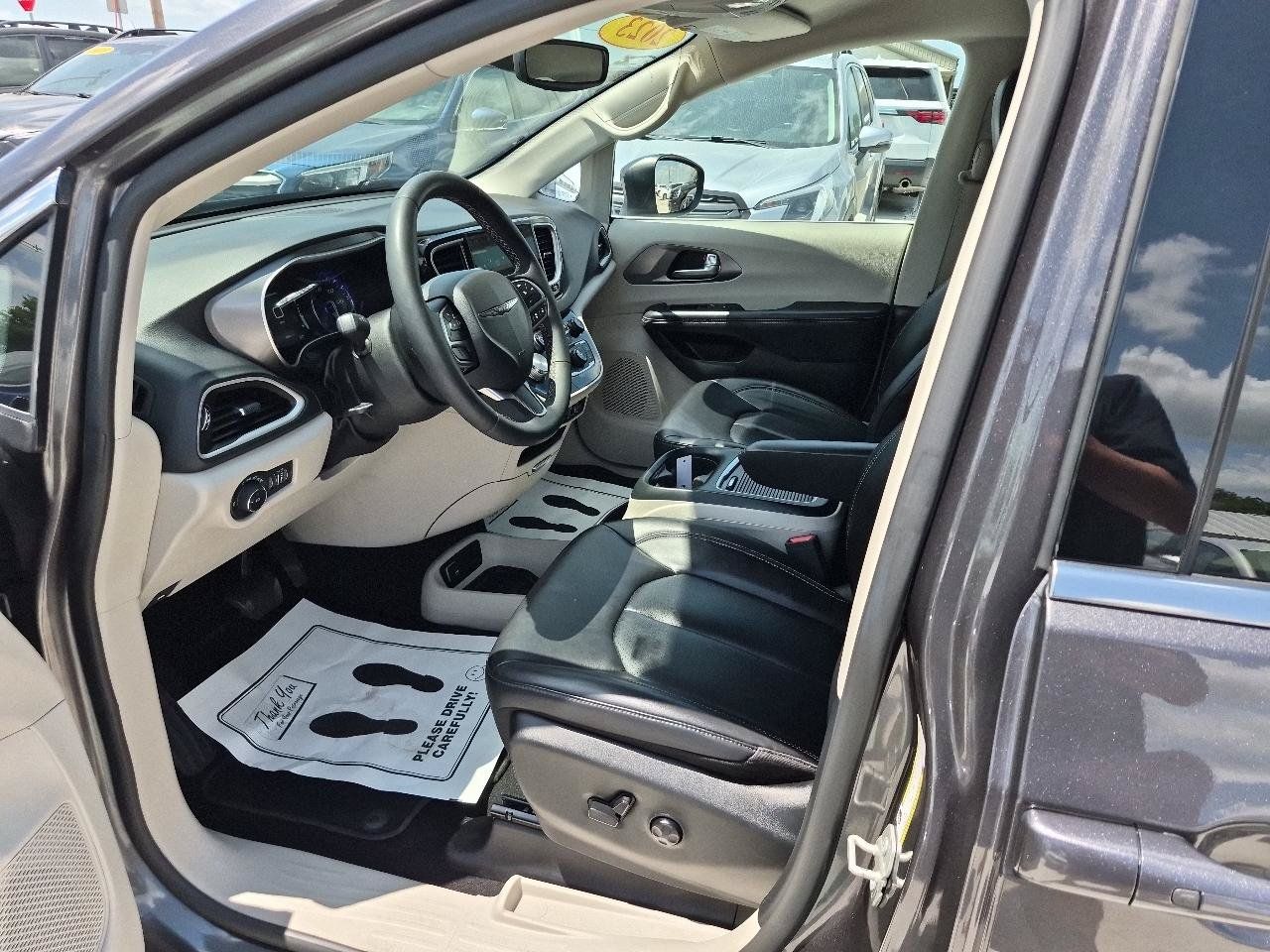 Used 2023 Chrysler Pacifica Touring-L FWD image 17