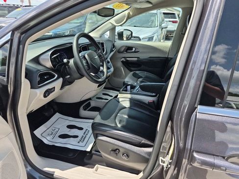 Used 2023 Chrysler Pacifica Touring-L FWD image 17