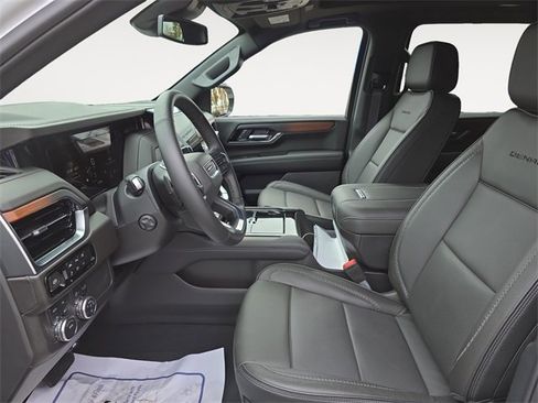 Used 2025 GMC Yukon XL Denali image 9
