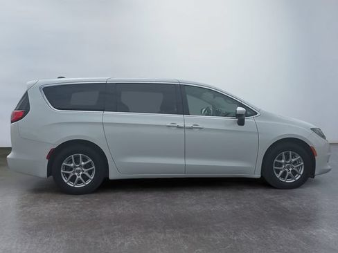 Used 2023 Chrysler Voyager LX FWD image 6