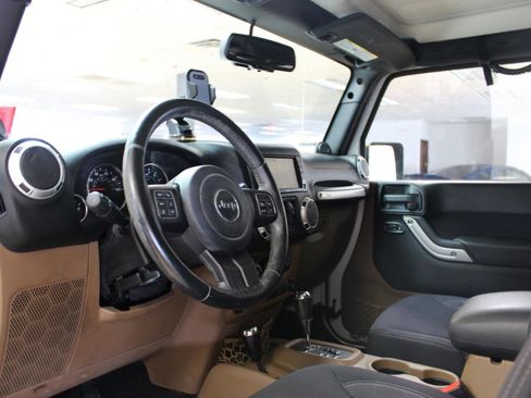 Used 2013 Jeep Wrangler Unlimited Sahara w/ Connectivity Group AWD/4WD image 33