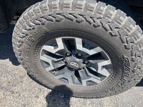 Used 2022 Toyota Tacoma TRD Off-Road w/ Technology Package RWD image 9