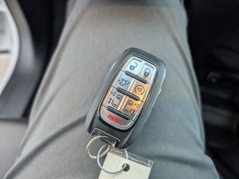 Used 2025 Chrysler Pacifica Select image 17