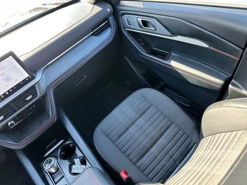 Used 2025 Ford Explorer ST-Line w/ ST-Line Street Pack image 18