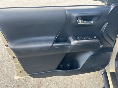 Used 2018 Toyota Tacoma TRD Sport AWD/4WD image 19