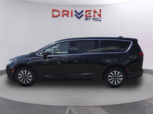 Used 2024 Chrysler Pacifica Limited FWD image 7