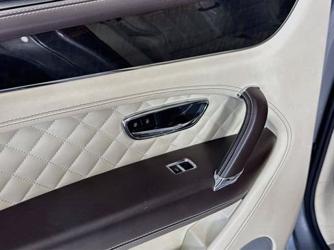 Used 2019 Bentley Bentayga AWD/4WD image 26