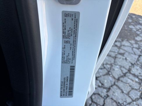 Used 2025 Chrysler Pacifica Limited image 32