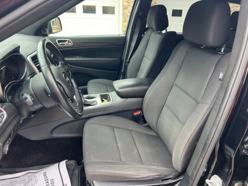 Used 2018 Jeep Grand Cherokee Laredo AWD/4WD image 12