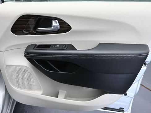 Used 2024 Chrysler Pacifica Limited FWD image 30