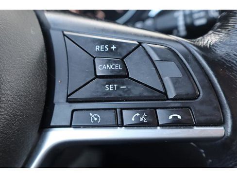 Used 2017 Nissan Rogue SV AWD/4WD image 14